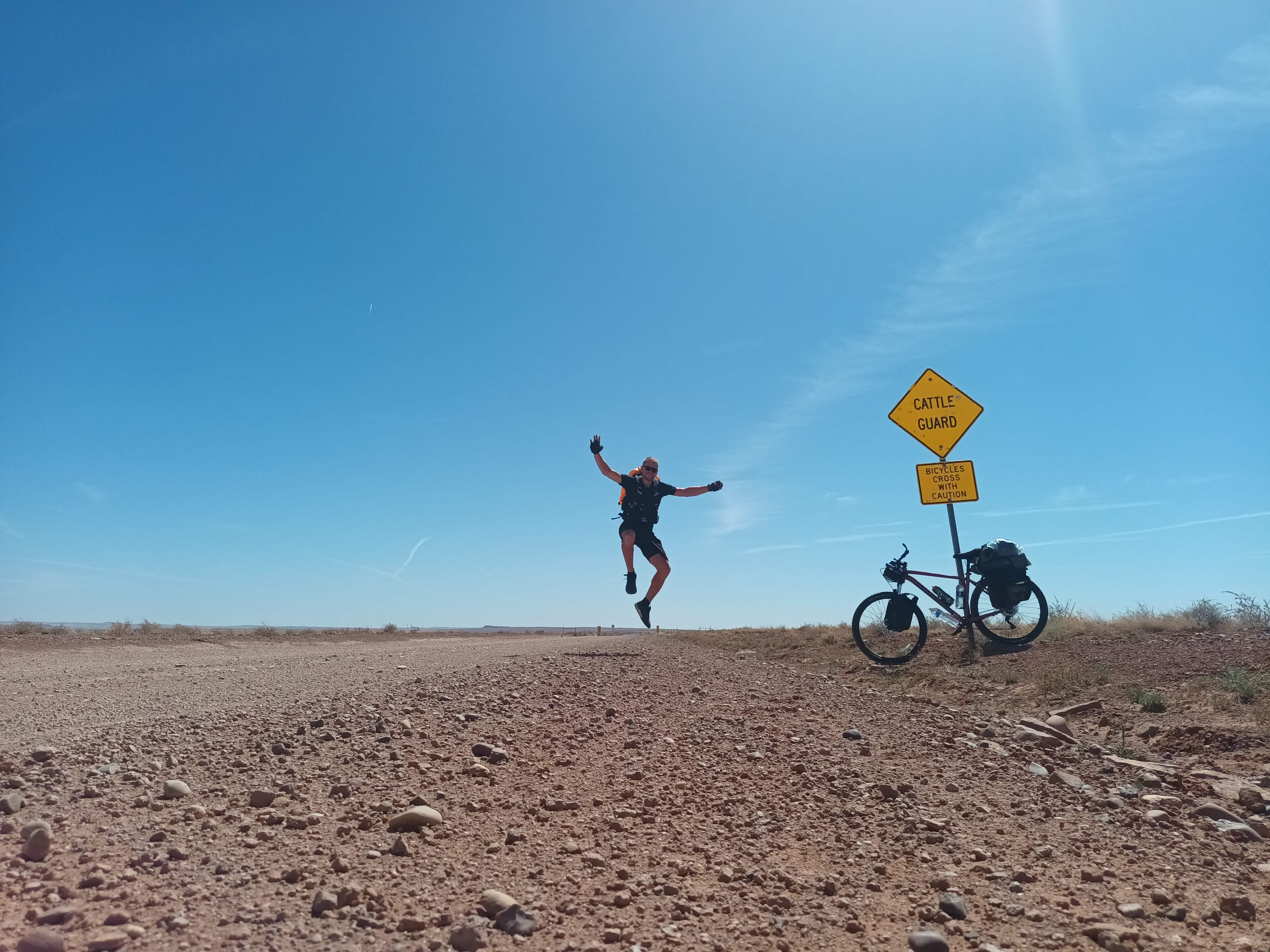 אני רוכב על כביש לא ידוע באור שקיעה – תחילת המסע