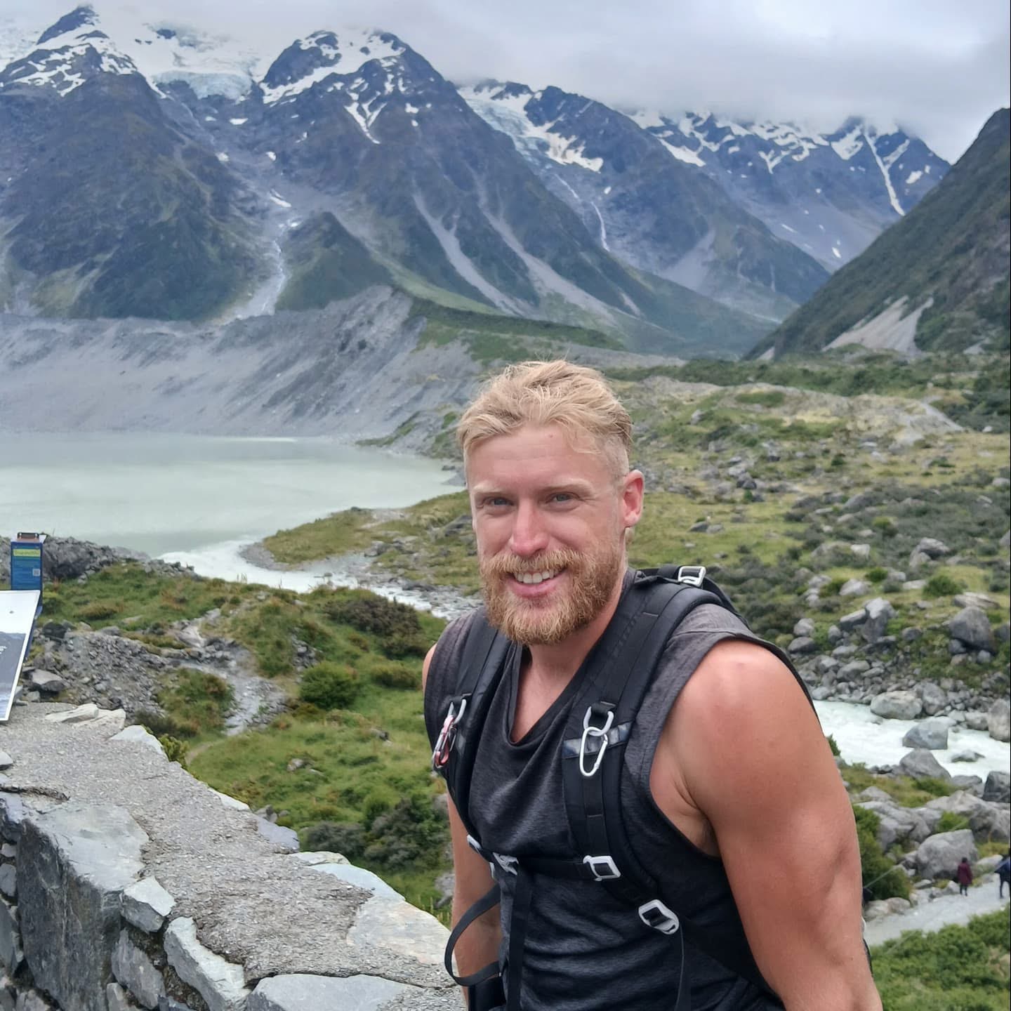 אני רוכב על כביש לא ידוע באור שקיעה – תחילת המסע